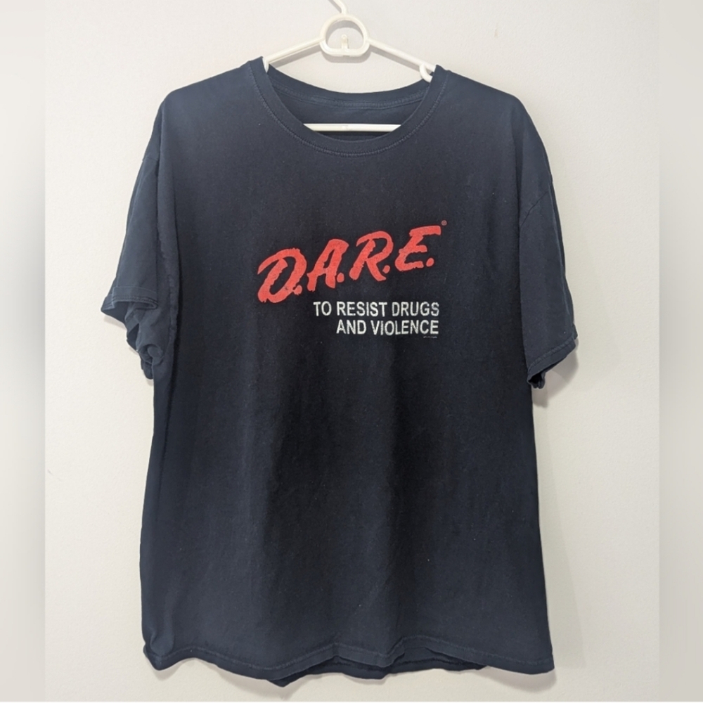 Y2K D.A.R.E T-Shirt Size XL Black Red Resist Drugs & Violence DANAE HAYS VIDEO